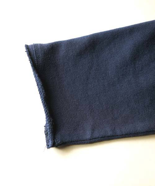 antiqua(アンティカ)の「裾デザインカットオフトップス(スウェット・レディース・ライトグレー/ネイビー・M)」の11枚目の写真