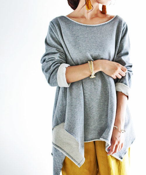 antiqua(アンティカ)の「裾デザインカットオフトップス(スウェット・レディース・ライトグレー/ネイビー・M)」の4枚目の写真