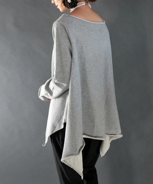 antiqua(アンティカ)の「裾デザインカットオフトップス(スウェット・レディース・ライトグレー/ネイビー・M)」の16枚目の写真