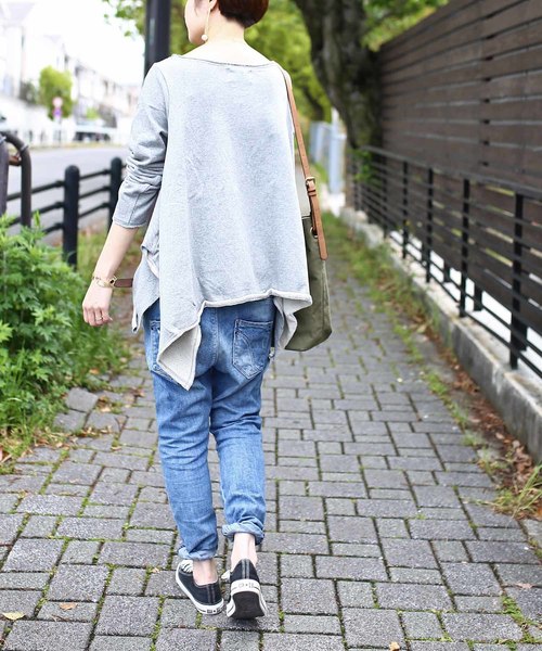 antiqua(アンティカ)の「裾デザインカットオフトップス(スウェット・レディース・ライトグレー/ネイビー・M)」の22枚目の写真