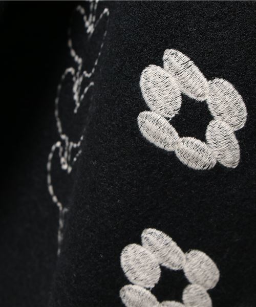 POU DOU DOU(プードゥドゥ)の「裾刺繍コクーンコート(チェスターコート・レディース・イエロー/ブラック/グレー・3)」の12枚目の写真