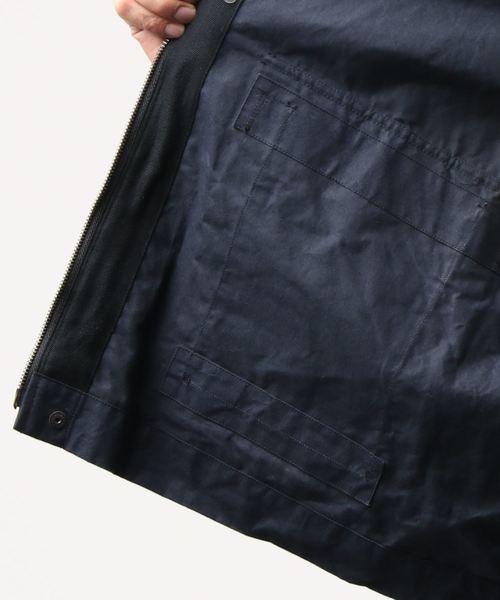 MHL.（エムエイチエル）の「WASHED WAXED COTTON（ブルゾン・メンズ・ネイビー/ライトブラウン・SMALL/MEDIUM/LARGE）」の4枚目の写真