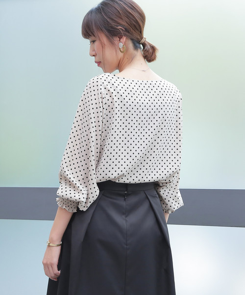 Tiara（ティアラ）の「ドット柄シャーリングブラウス（シャツ/ブラウス 