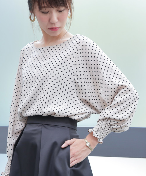 Tiara（ティアラ）の「ドット柄シャーリングブラウス（シャツ/ブラウス 