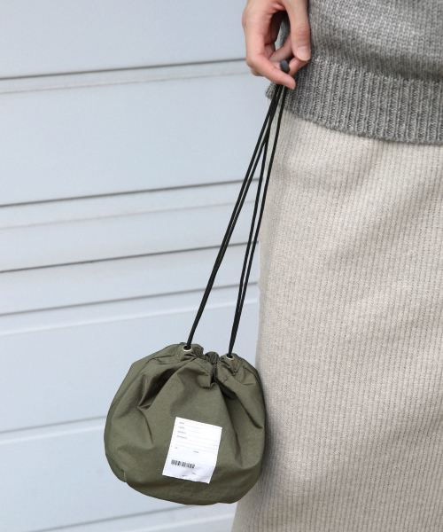 LOWRYS FARM（ローリーズファーム）の「キンチャクポーチ　821210（ポーチ・レディース・ブラック/カーキ/ピンク/ブルー/アイボリー・FREE）」の4枚目の写真