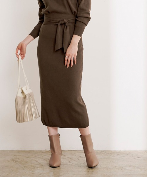 UR'S（ユアーズ）の「ﾘﾎﾞﾝ付ﾆｯﾄ×ﾀｲﾄｽｶｰﾄｾｯﾄｱｯﾌﾟ（アンサンブル・レディース・ブラウン/ブラック/ライトベージュ/チャコール/ネイビー・S/M/L）」の9枚目の写真