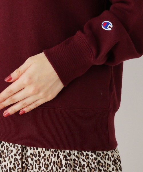 Champion(チャンピオン)の「Champion ワッペンロゴクルーネックプルオーバー(スウェット・レディース・ナチュラル/ボルドー・02)」の5枚目の写真
