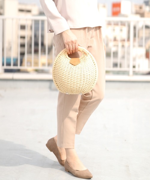 florist(フローリスト)の「ころんと丸い雑材カゴバッグ(ハンドバッグ・レディース・ホワイト/レッド/パープル/ブラウン/カーキ/ベージュ・FREE)」の1枚目の写真