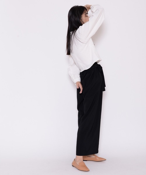 ECRIRE(エクリール)の「ギャザーリラックスパンツ(その他パンツ・レディース・ブラック/ダークブラウン・フリー)」の13枚目の写真