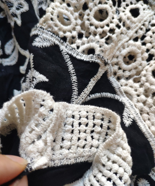 emi+(エミプラス)の「5分袖ルーズシルエット刺繍ブラウス(シャツ/ブラウス・レディース・ホワイト/ブラック/ブラック系その他・FREE)」の17枚目の写真