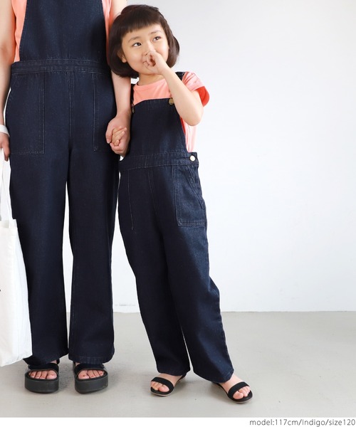 coca(coca)(コカ)の「キッズ 親子お揃いセミワイドデニムベイカーサロペット(サロペット/オーバーオール・キッズ・インディゴブルー・100/110/120/130)」の5枚目の写真