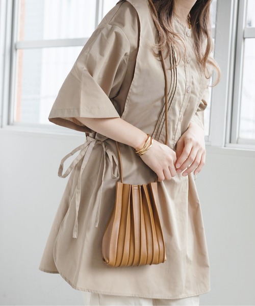 nemne store（ネンネストア）の「フェイクレザープリーツショルダーバッグ（ショルダーバッグ・レディース・ホワイト/ブラック/ベージュ/ブラウン・フリー）」の4枚目の写真