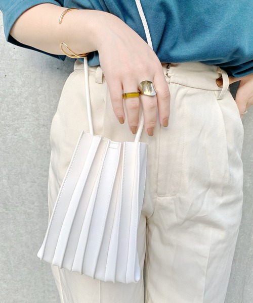 nemne store（ネンネストア）の「フェイクレザープリーツショルダーバッグ（ショルダーバッグ・レディース・ホワイト/ブラック/ベージュ/ブラウン・フリー）」の21枚目の写真