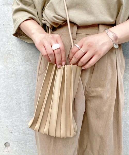 nemne store（ネンネストア）の「フェイクレザープリーツショルダーバッグ（ショルダーバッグ・レディース・ホワイト/ブラック/ベージュ/ブラウン・フリー）」の22枚目の写真