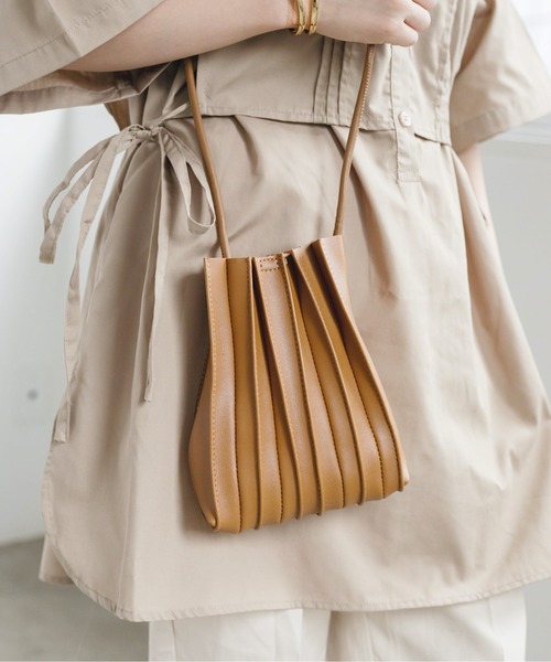 nemne store（ネンネストア）の「フェイクレザープリーツショルダーバッグ（ショルダーバッグ・レディース・ホワイト/ブラック/ベージュ/ブラウン・フリー）」の10枚目の写真