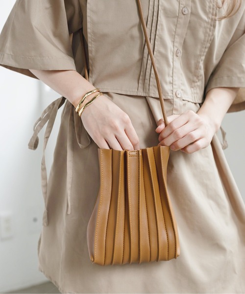 nemne store（ネンネストア）の「フェイクレザープリーツショルダーバッグ（ショルダーバッグ・レディース・ホワイト/ブラック/ベージュ/ブラウン・フリー）」の11枚目の写真