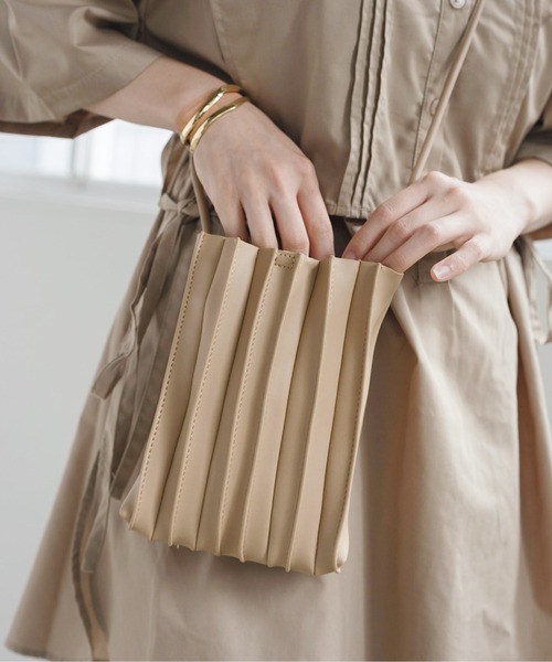nemne store（ネンネストア）の「フェイクレザープリーツショルダーバッグ（ショルダーバッグ・レディース・ホワイト/ブラック/ベージュ/ブラウン・フリー）」の14枚目の写真