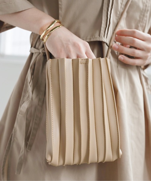 nemne store（ネンネストア）の「フェイクレザープリーツショルダーバッグ（ショルダーバッグ・レディース・ホワイト/ブラック/ベージュ/ブラウン・フリー）」の15枚目の写真