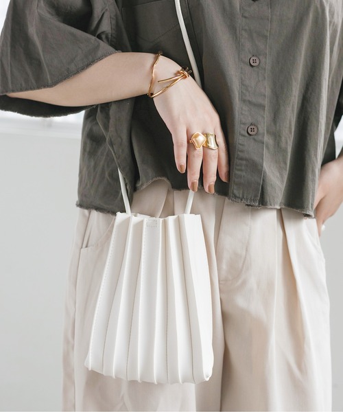 nemne store（ネンネストア）の「フェイクレザープリーツショルダーバッグ（ショルダーバッグ・レディース・ホワイト/ブラック/ベージュ/ブラウン・フリー）」の18枚目の写真