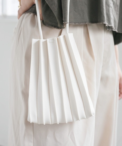 nemne store（ネンネストア）の「フェイクレザープリーツショルダーバッグ（ショルダーバッグ・レディース・ホワイト/ブラック/ベージュ/ブラウン・フリー）」の19枚目の写真