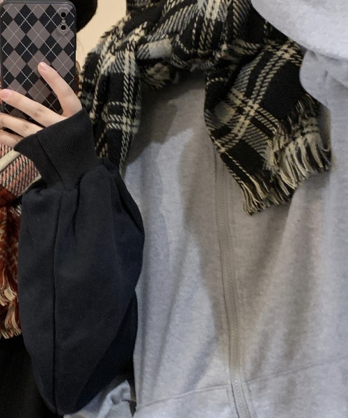 by muni:r（バイ ムニール）の「ユニセックスソフトチェックマフラー（マフラー・レディース・ブラック/レッド・ONE SIZE）」の7枚目の写真