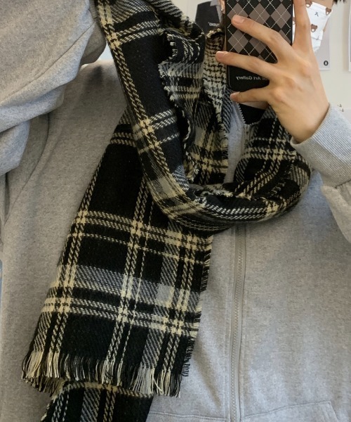 by muni:r（バイ ムニール）の「ユニセックスソフトチェックマフラー（マフラー・レディース・ブラック/レッド・ONE SIZE）」の5枚目の写真