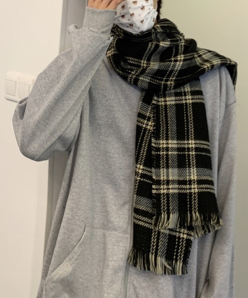 by muni:r（バイ ムニール）の「ユニセックスソフトチェックマフラー（マフラー・レディース・ブラック/レッド・ONE SIZE）」の9枚目の写真