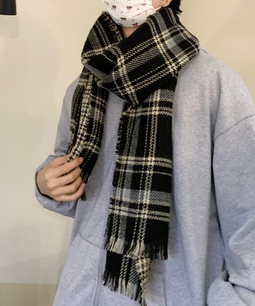 by muni:r（バイ ムニール）の「ユニセックスソフトチェックマフラー（マフラー・レディース・ブラック/レッド・ONE SIZE）」の11枚目の写真