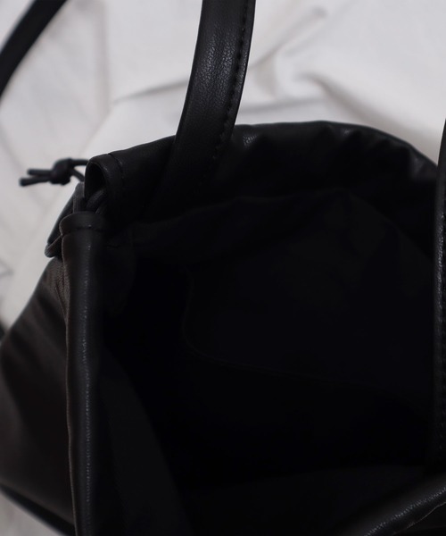 fig Ｌondon（フィグロンドン）の「apple leather KINCHAKU（ショルダーバッグ・レディース・ブラック/オレンジ・FREE）」の13枚目の写真