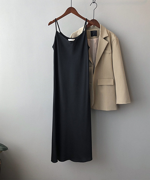 c.u.l（シーユーエル）の「Vネックサテンキャミソールワンピース culw240（ワンピース・レディース・ブラック/ブラウン/ベージュ・L/M）」の2枚目の写真