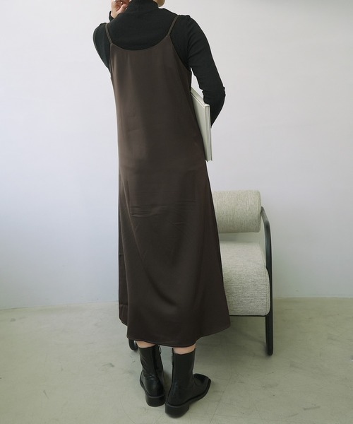 c.u.l（シーユーエル）の「Vネックサテンキャミソールワンピース culw240（ワンピース・レディース・ブラック/ブラウン/ベージュ・L/M）」の5枚目の写真