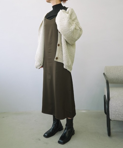 c.u.l（シーユーエル）の「Vネックサテンキャミソールワンピース culw240（ワンピース・レディース・ブラック/ブラウン/ベージュ・L/M）」の11枚目の写真