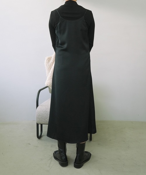 c.u.l（シーユーエル）の「Vネックサテンキャミソールワンピース culw240（ワンピース・レディース・ブラック/ブラウン/ベージュ・L/M）」の19枚目の写真