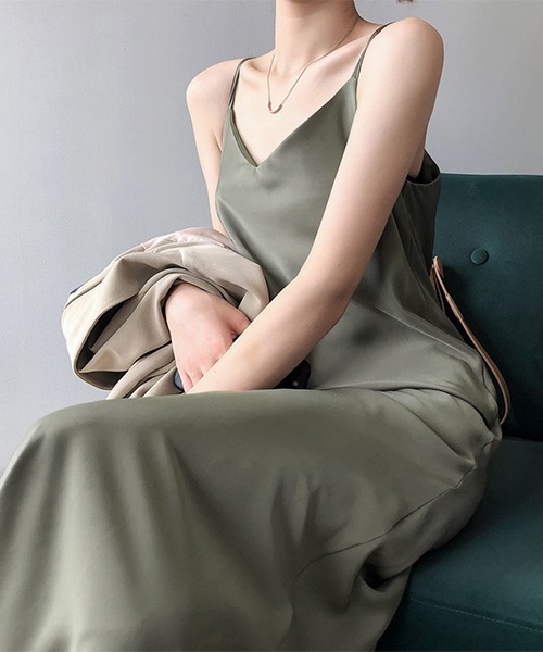 c.u.l（シーユーエル）の「Vネックサテンキャミソールワンピース culw240（ワンピース・レディース・ブラック/ブラウン/ベージュ・L/M）」の20枚目の写真