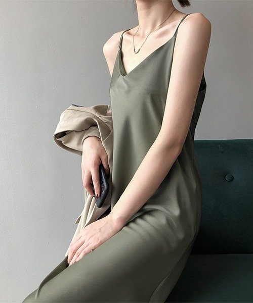 c.u.l（シーユーエル）の「Vネックサテンキャミソールワンピース culw240（ワンピース・レディース・ブラック/ブラウン/ベージュ・L/M）」の22枚目の写真