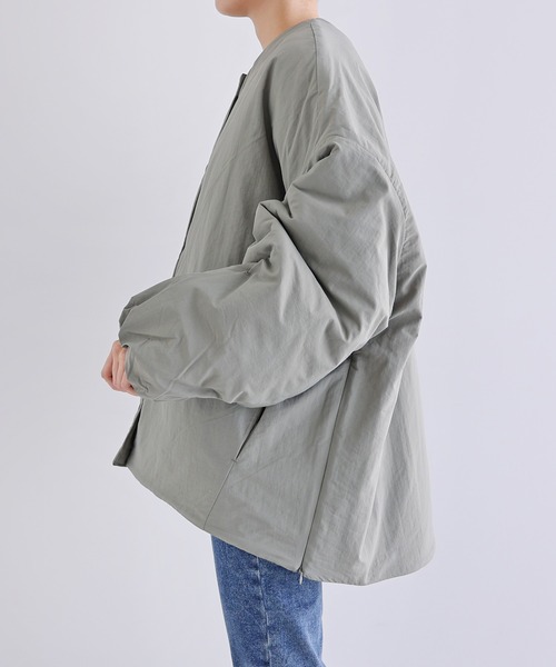 andme（アンドミー）の「サイドファスナーノーカラー中綿ダウンジャケット（ダウンジャケット/コート・レディース・ブラック/アイボリー/ライトカーキ・M/S）」の16枚目の写真