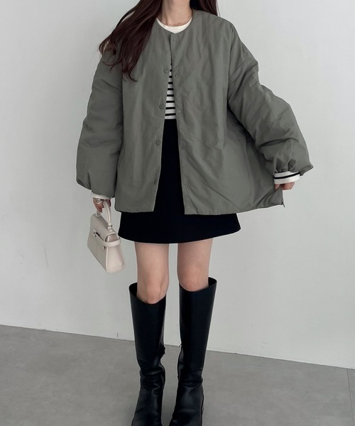 andme（アンドミー）の「サイドファスナーノーカラー中綿ダウンジャケット（ダウンジャケット/コート・レディース・ブラック/アイボリー/ライトカーキ・M/S）」の20枚目の写真