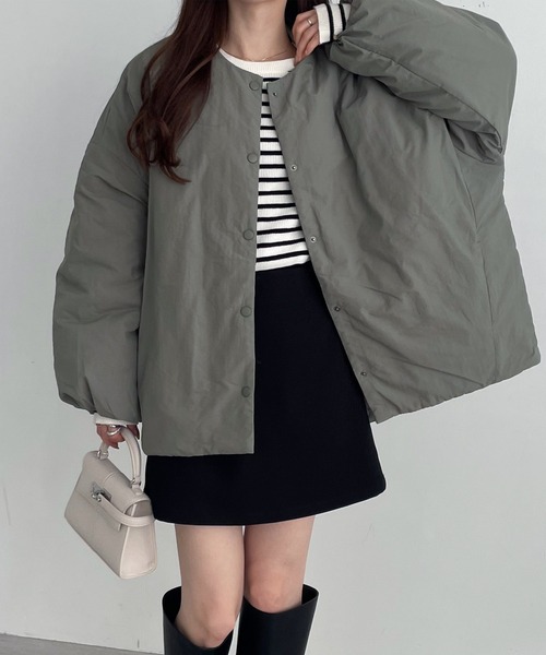 andme（アンドミー）の「サイドファスナーノーカラー中綿ダウンジャケット（ダウンジャケット/コート・レディース・ブラック/アイボリー/ライトカーキ・M/S）」の21枚目の写真