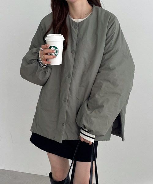 andme（アンドミー）の「サイドファスナーノーカラー中綿ダウンジャケット（ダウンジャケット/コート・レディース・ブラック/アイボリー/ライトカーキ・M/S）」の22枚目の写真