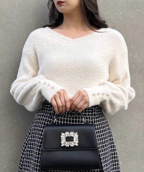 INGNI（イング）の「Vネックフェザーヤーンニット（ニット/セーター・レディース・ブルーグレー/オフホワイト/ピンク/ベージュ・M）」の2枚目の写真