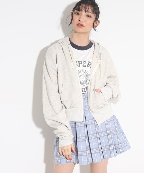 PINK-latte（ピンクラテ）の「定番人気商品♪胸刺繍ベーシックパーカー（パーカー・キッズ・ライトグレー/ブラック/グレー/ライトパープル・15 /14/16）」の3枚目の写真