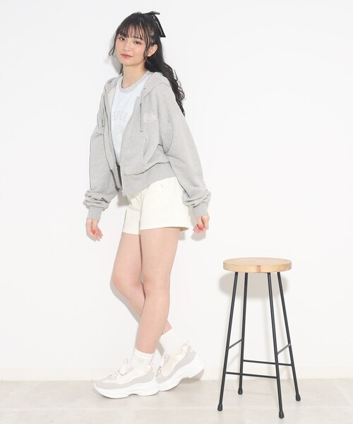 PINK-latte（ピンクラテ）の「定番人気商品♪胸刺繍ベーシックパーカー（パーカー・キッズ・ライトグレー/ブラック/グレー/ライトパープル・15 /14/16）」の8枚目の写真