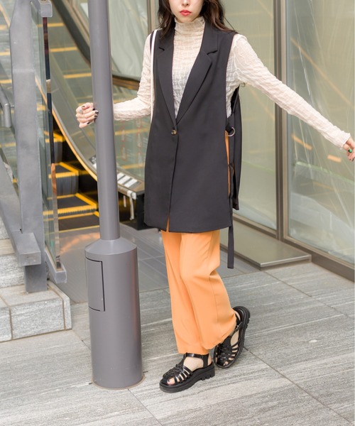 SpRay(スプレイ)の「サイドベルトテーラードジレ(ベスト・レディース・ブラック/グレイッシュベージュ/オフホワイト・FREE)」の15枚目の写真