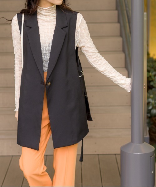 SpRay(スプレイ)の「サイドベルトテーラードジレ(ベスト・レディース・ブラック/グレイッシュベージュ/オフホワイト・FREE)」の21枚目の写真