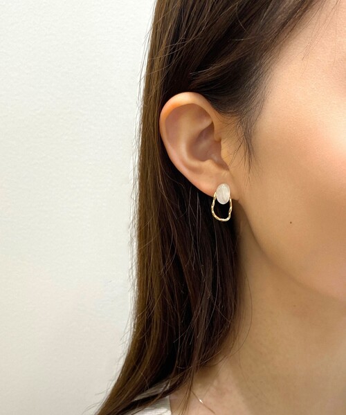 OPAQUE.CLIP（オペークドットクリップ）の「◆樹脂×メタルしずくピアス（ピアス（両耳用）・レディース・ライトグレー/オフホワイト・00）」の3枚目の写真