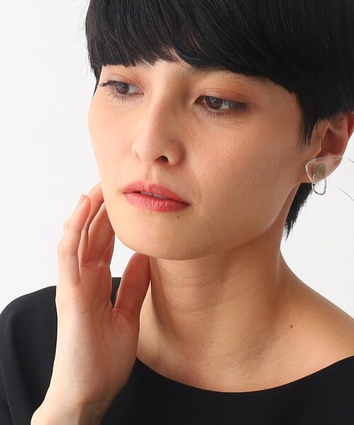 OPAQUE.CLIP（オペークドットクリップ）の「◆樹脂×メタルしずくピアス（ピアス（両耳用）・レディース・ライトグレー/オフホワイト・00）」の5枚目の写真