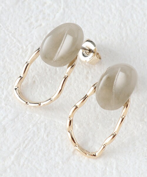 OPAQUE.CLIP（オペークドットクリップ）の「◆樹脂×メタルしずくピアス（ピアス（両耳用）・レディース・ライトグレー/オフホワイト・00）」の4枚目の写真