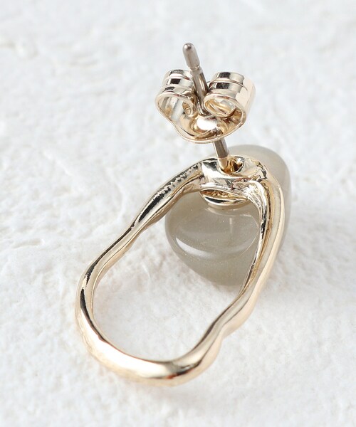 OPAQUE.CLIP（オペークドットクリップ）の「◆樹脂×メタルしずくピアス（ピアス（両耳用）・レディース・ライトグレー/オフホワイト・00）」の8枚目の写真