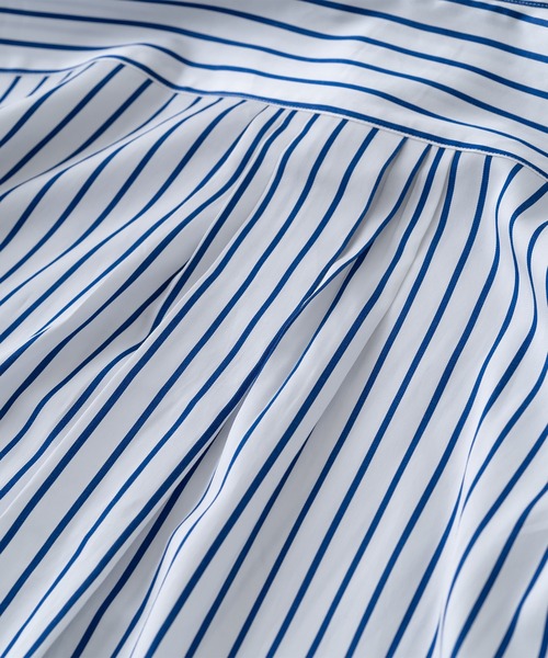 BRICK & SONS（ブリックアンドサンズ）の「リラックスバックプリーツシャツ＜ホワイトワイドストライプ＞（シャツ/ブラウス・メンズ・ブルー・XS/S/M/L）」の4枚目の写真