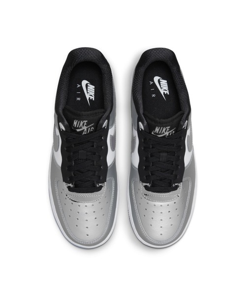 NIKE(ナイキ)の「ナイキ エア フォース 1 '07 SE ウィメンズシューズ / Nike Air Force 1 '07 SE Women's Shoes<22-29cm 展開>(スニーカー・レディース・ホワイト/シルバー・25/28/24/27.5/25.5/28.5/24.5/22.5/27/23.5/23/26/29/22/26.5)」の16枚目の写真